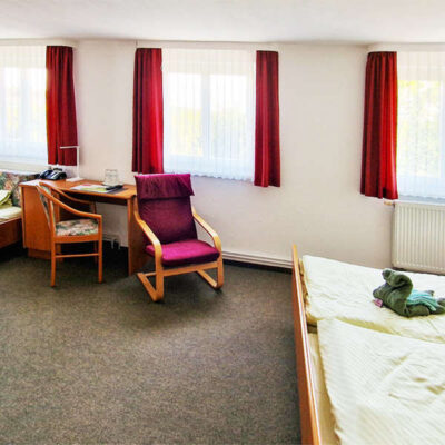 Übernachten Sie im gemütlichen 3-Bett-Zimmer im Gästehaus in Friedensau